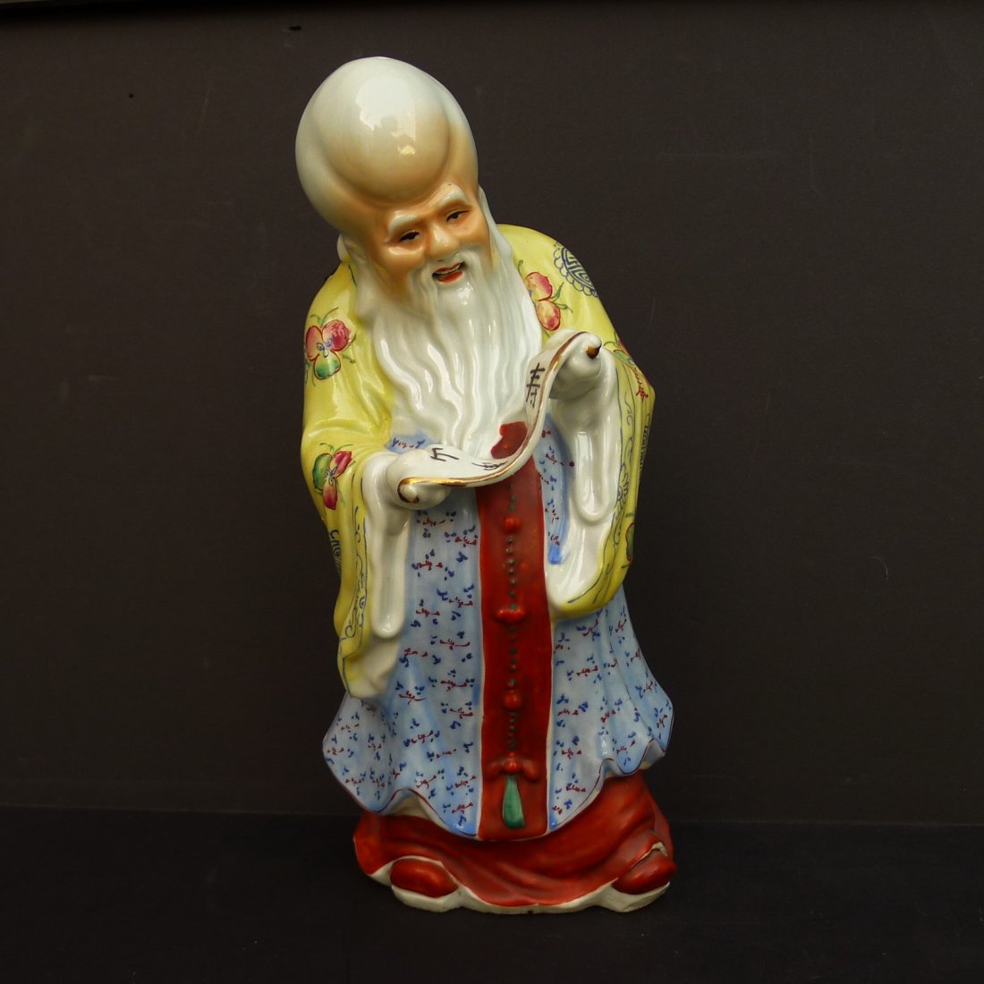 Chinese Minguo Period Famille Rose Porcelain Shoulao: 中國民國時期粉彩壽星公(李生泰制) Chinese Minguo Period Famille Rose Porcelain Shoulao . There are two models i
