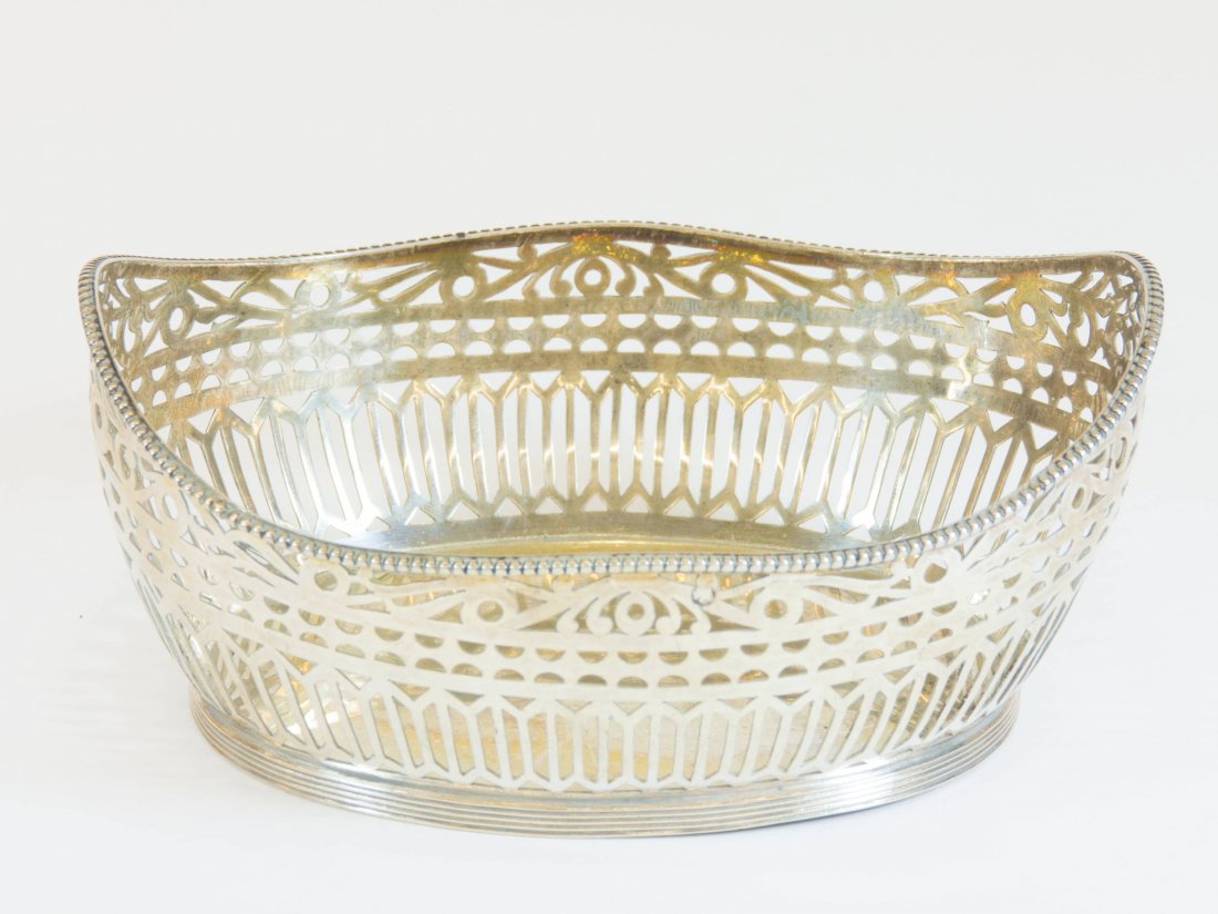 Silbernes Zierkörbchen, Jardiniere, 835/000 Silbe: Silver decorative baskets, Jardiniere, 835/000 silver, Netherlands, 1922, oval body with pierced wall decor on oval ring foot, curved Perl string, maker's mark, H 6 x W 13.5 x D 10.5 cm