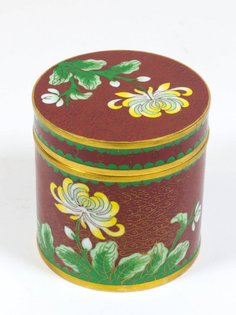 Chinesische Cloisonne-Deckeldose, Ende 20. Jahrhu: Chinese Cloisonne lidded box, late 20th Century, cylindrical brass body and lid with iron red background, to floral décor of pink, white, yellow and green cloisonne enamel, H 8 cm, D 7.5 cm