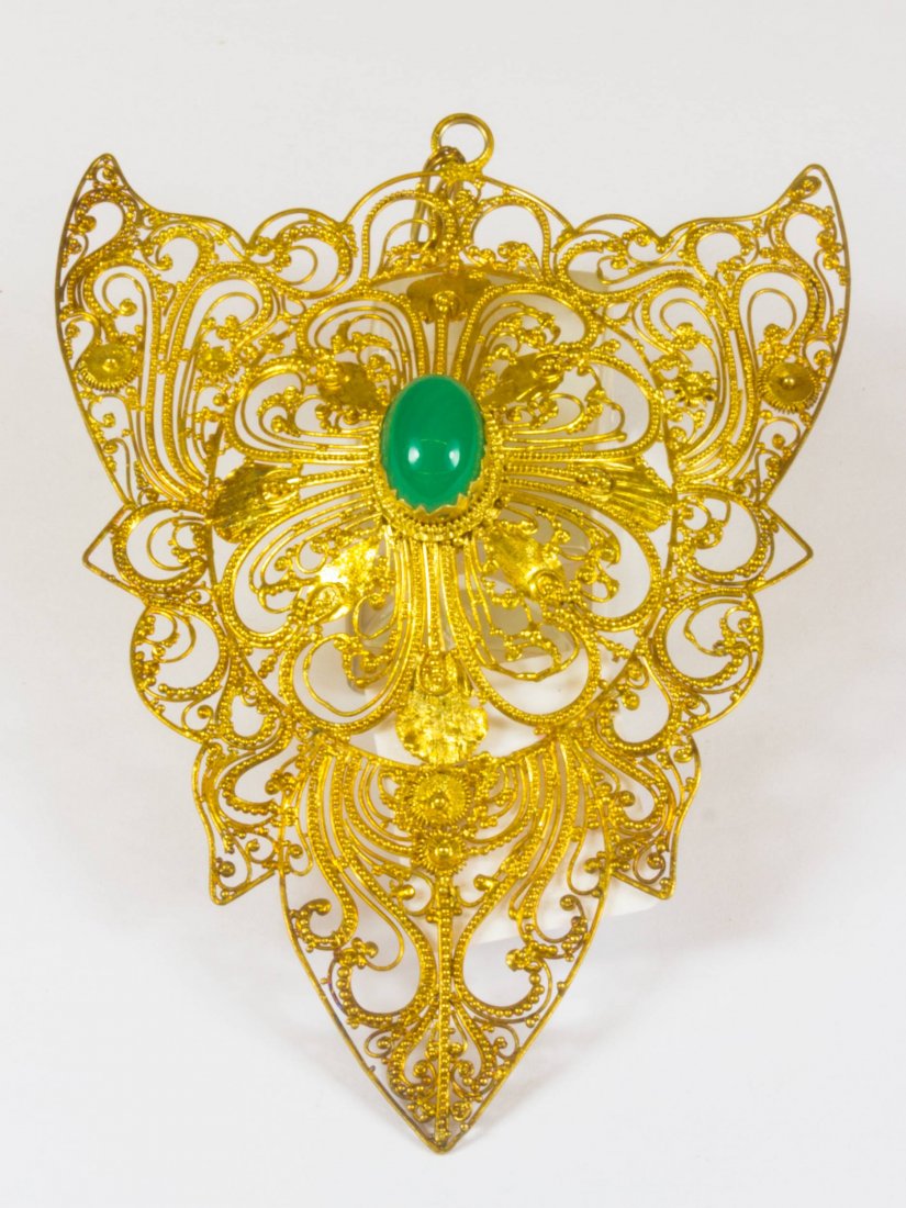 Filigranschmuck der Biedermeierzeit, um 1830: äuß: Filigree jewelry of the Biedermeier period around 1830: extremely fine crafted sterling silver pendant, decorated with green gem in the middle, H 10 x W 6.5 cm