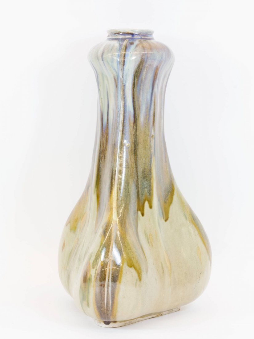 Besondere Jugendstil-Keramikvase, Atelier de Glat: Besondere Jugendstil-Keramikvase, Atelier de Glatigny, Versailles/ Paris, um 1900, Modellnr. 6, heller Scherben, beige glasiert mit brauner und blauer Laufglasur, dreipassiger Korpus, langer Hals, kon
