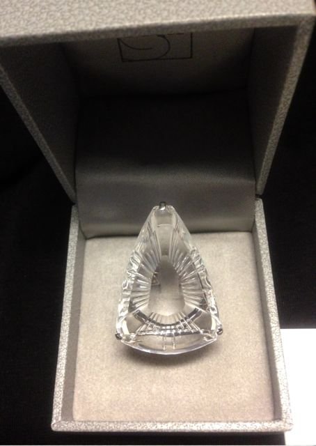 Lalique Ice Light Ring T54 Size 7: RING ICE LIGHT INC AG T54Combining elegance and calm, the Ice Light crystal exhibits stunning modernity. This timeless jewel catches the eye and awakens fascination. Its pure and graphic lines radiate