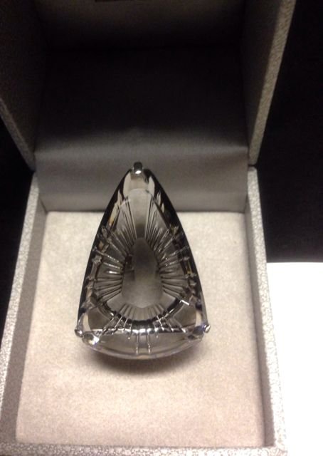 Lalique Ice Light Grey T52 Size 6: RING ICE LIGHT GREY AG T52Combining elegance and calm, the Ice Light crystal exhibits stunning modernity. This timeless jewel catches the eye and awakens fascination. Its pure and graphic lines radiat