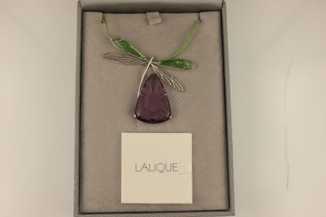PENDANT: PEND ICE LIGHT LIB PURPLE AGThis pendant, with green meadow crystal wings and a sterling silver bale, comes with a antinea Lalique cord.Combining strength and softness, the Ice Light Libellule jewels 