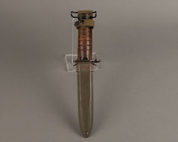 EXCEPTIONAL CONDITION World War II US “M-4” M-1 Car: EXCEPTIONAL CONDITION World War II US “M-4” M-1 Carbine bayonet complete with scabbard top of bayonet pommel stamped with a “1” and an “S”. Underside of cross guard stamped with maker “I