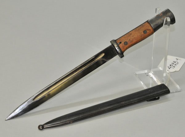 WWII German Mauser rifle bayonet complete with met: WWII German Mauser rifle bayonet complete with metal scabbard. Wood grips. One side of guard stamped ‚ P.R.8,‚ reverse stamped L381. No markings on blade. Some rust spots on pommel.