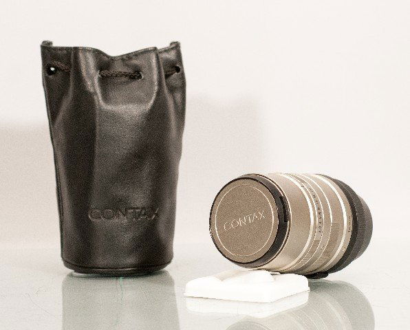Contax Carl Zeiss Sonnar 2,8/90 T* 7751319 Lens: Contax Carl Zeiss Sonnar 2,8/90 T* 7751319 Lens Comes with leather case.