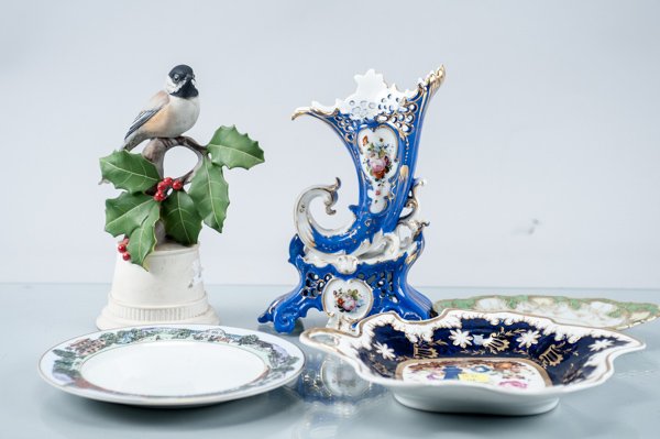 Assorted Decorative Objects: Assorted Decorative Objects Worcester Style Leaf Plate, Cornucopia Old Paris Mantel Vase and Assorted Small Dishes Provenance: The estate of the late Honorable Robert W. Daniel, Jr. of Brandon in Prin