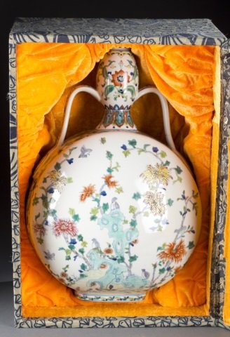 Chinese Doucai Moon Flask Presentation Vase. (1 of 10)