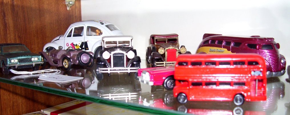 Selection of Various Die Cast Models,: All unboxed , Including the Dinky James Bond DB5, buses, various early car models of yesteryear, VW Bug etc (18)