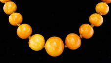 A late Victorian 1160mm single strand of graduated  amb