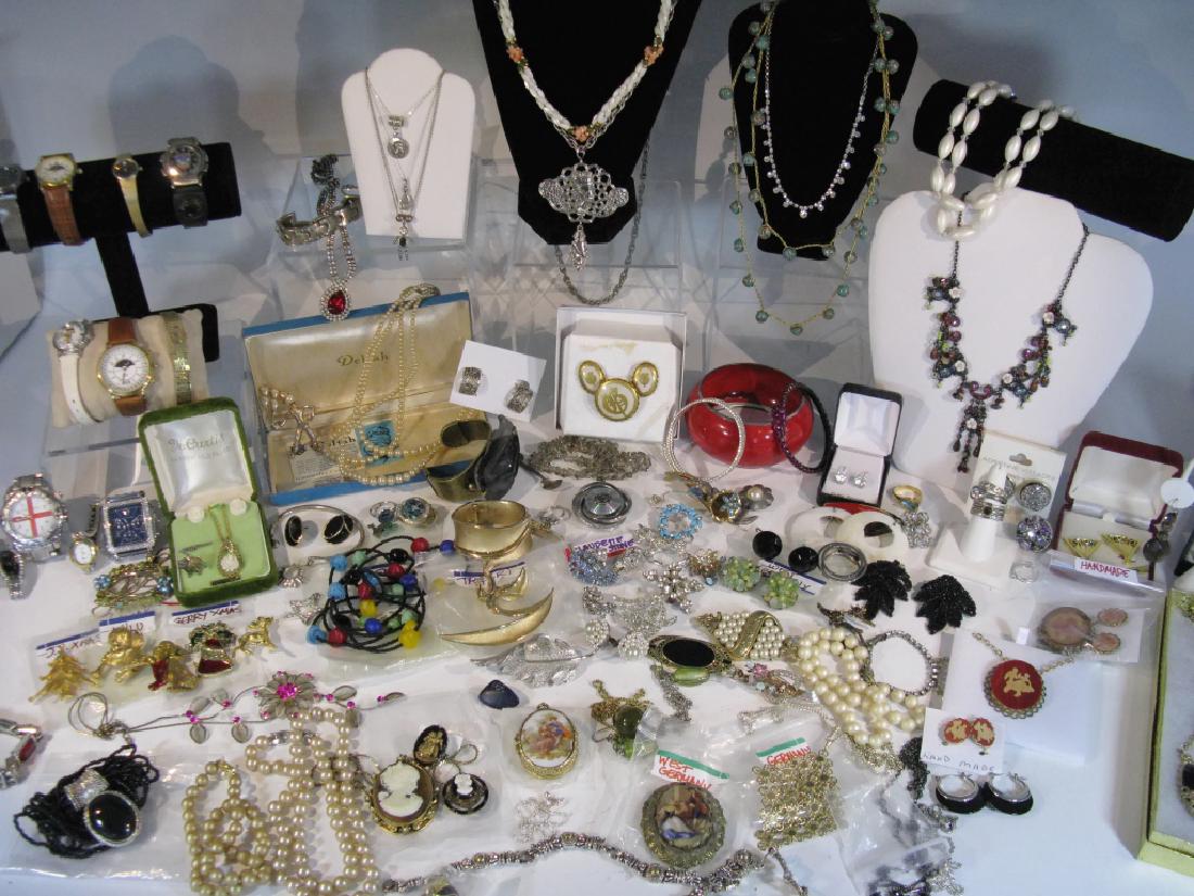 DEALER'S LOT COSTUME JEWELRY & WATCHES (1 of 9)