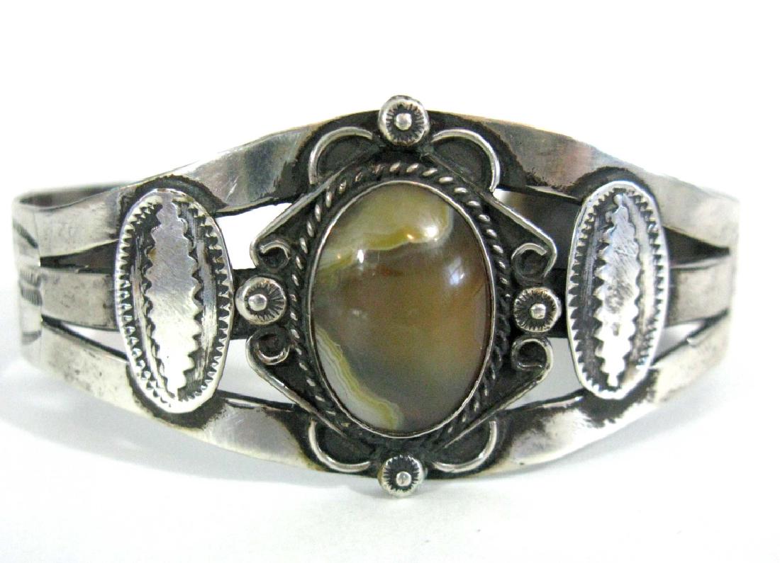 VINTAGE NAVAJO STERLING CUFF BEACELET WITH AGATE (1 of 7)
