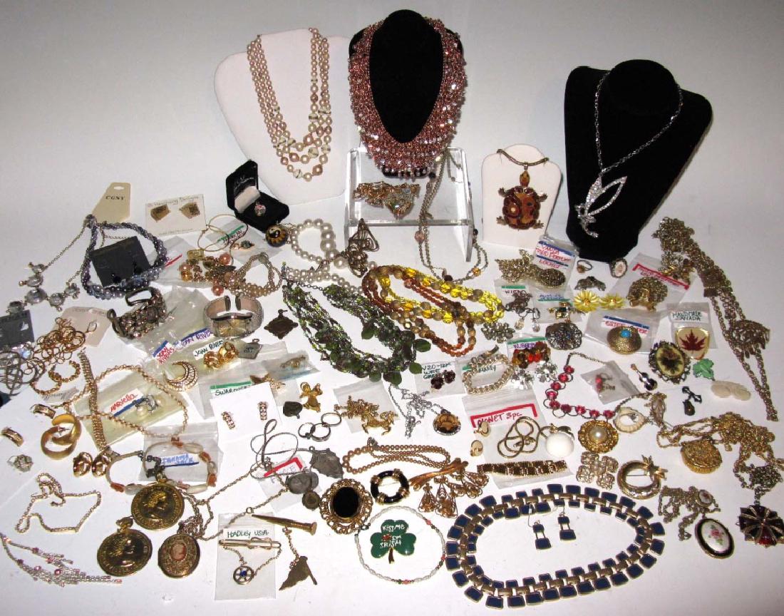 DEALER'S LOT OF VINTAGE COSTUME JEWELRY (1 of 11)