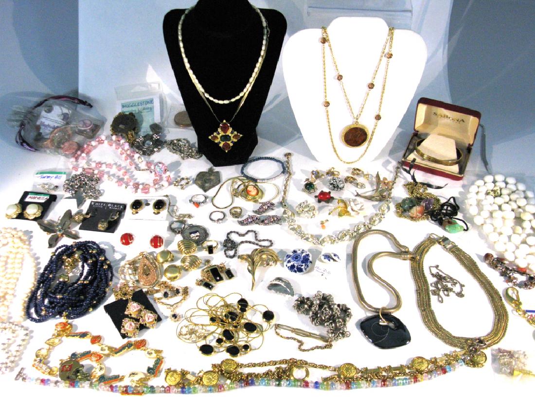 DEALER'S LOT OF COSTUME JEWELRY - NECKLACES, ETC (1 of 8)