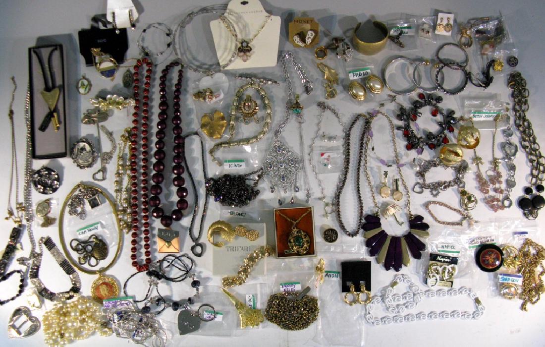 LARGE COSTUME JEWELRY COLLECTION (1 of 9)