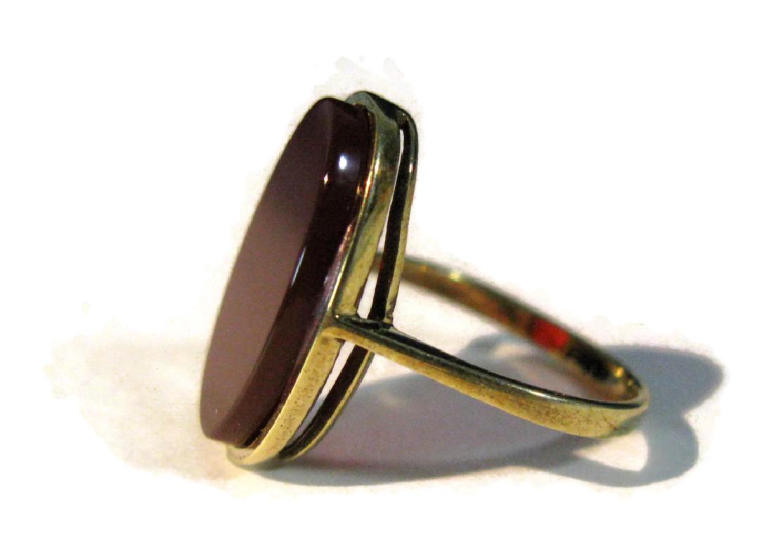 EUROPEAN 14K 585 GOLD RING WITH CARNELIAN SIGNET: EUROPEAN 14K 585 GOLD RING WITH CARNELIAN SIGNET (UNCARVED): Vintage ring with an oval polished carnelian (10x18mm) set into a gold mounting, size 6.5-6.75, impressed: 585, 3.51g, 2.26dwt.