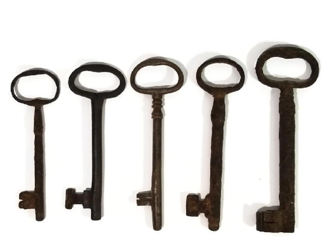 5 LARGE ANTIQUE CAST IRON SKELETON KEYS (1 of 7)