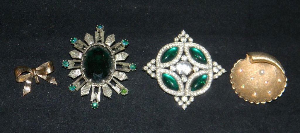 SIGNED COSTUME JEWELRY CORO CAPRI CARL ART: SIGNED COSTUME JEWELRY BROOCHES; Maker's include Coro, Capri Scallop Shell Brooch, Coro convertible brooch/pendant, Robert Rose brooch/ pendant; 12k GF Carl Art Bow Pendant. Largest piece measures 2 1