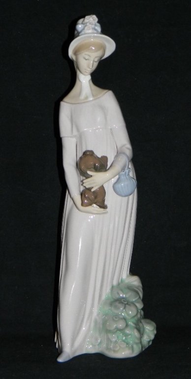 LLADRO LOOKING AT HER DOG PEKINGESE #4994: LLADRO LOOKING AT HER DOG" #4994 PEKINGESE PORCELAIN FIGURINE, 11.5"h. Produced between 1978 - 1995 sculpted by José Roig. Condition: Excellent estate condition but without original box.