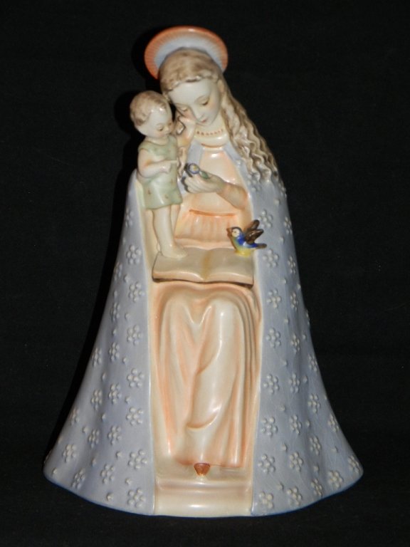 GOEBEL HUMMEL FIGURINE FLOWER MADONNA 10/1: GOEBEL HUMMEL FIGURINE FLOWER MADONNA, 8 1/4" h, full bee on base. Condition: Free of chips, cracks and restoration.
