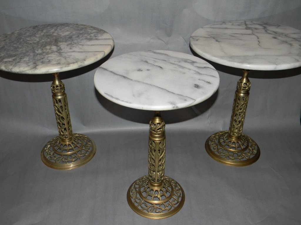 3 MARBLE AND RETICULATED BRASS TABLES: 3 MARBLE AND RETICULATED BRASS TABLES
