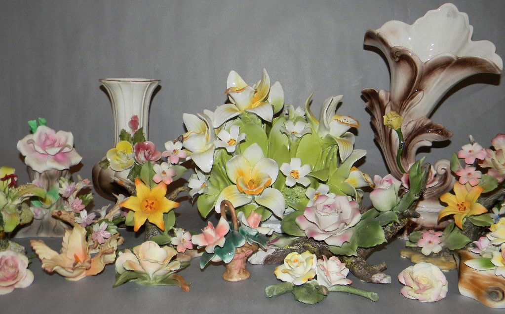 18 ITALIAN CAPODIMONTE CERAMIC FLOWERS: 18 ITALIAN CAPODIMONTE CERAMIC FLOWERS: To include a large daffodil centerpiece and large spill vase, all pieces marked Capodimonte.