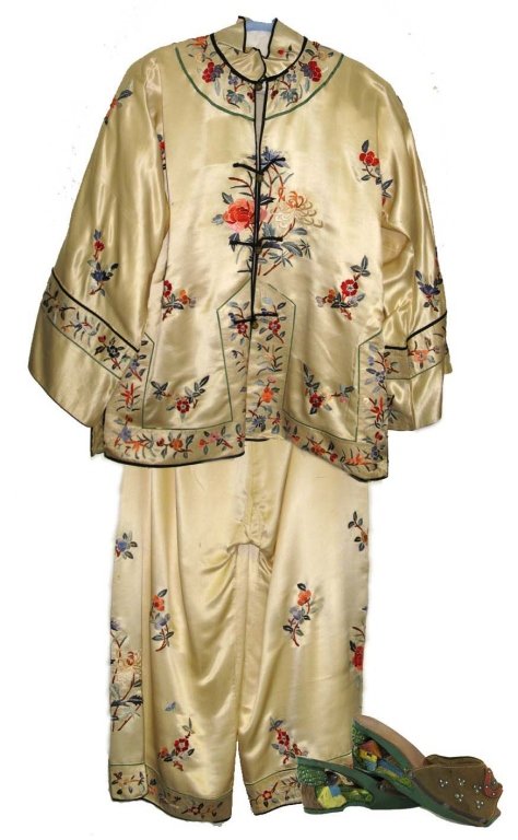 VINTAGE CHINESE EMBROIDERED SILK JACKET & PANTS: VINTAGE CHINESE EMBROIDERED SILK JACKET & PANTS: Vintage two piece Chinese silk two piece hand embroidered jacket and pants with Chinese brass knot buttons, Includes hand carved Filipino Bakya wooden 