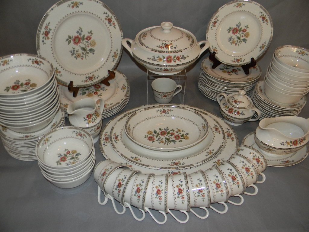 95 PCS ROYAL DOULTON KINGSWOOD TABLEWARE SERVICE: 95 PCS ROYAL DOULTON KINGSWOOD TABLEWARE SERVICE: Serving pieces include: Large Oval Platter 15.875" 12.125"; Oval Serving Platter 13.25"l x 10.125"w; Round Covered Vegetable Bowl 6"h x 11"d; Open Veg