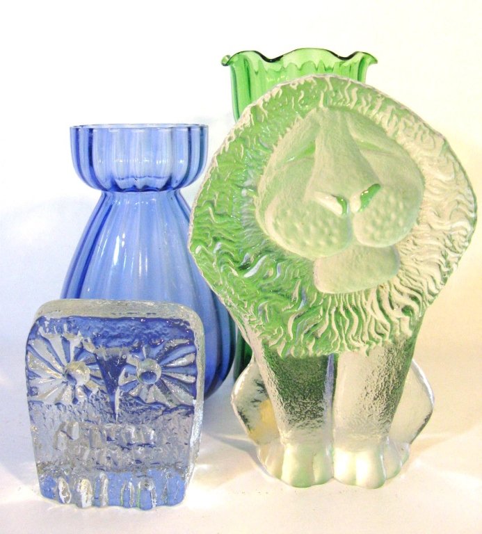 4 PCS MID CENTURY GLASS: Shepherd Owl & Krona Lion: Four piece lot of mid-century glass to include: 1.) A Mid-century (circa 1970s) glass owl designed by Don Shepherd for his Ice Floe line which was produced by DAS Designs utilizing Blenko glass. Sheph