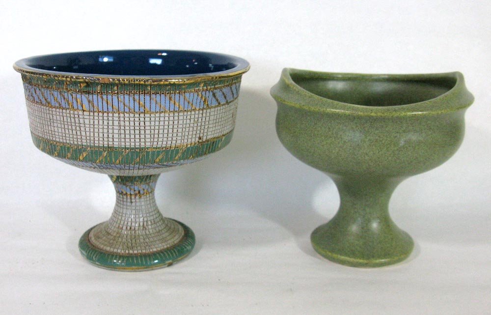 2 MID CENTURY CERAMIC PEDESTAL BOWLS: BITOSSI: A pair of mid-century ceramic pedestal bowls, Italian and American, to include: 1.) Bitossi, Italy Seta "Silk" patterned pedestal bowl with hand applied scraffito decoration,glaze and gilding. 5.625"h