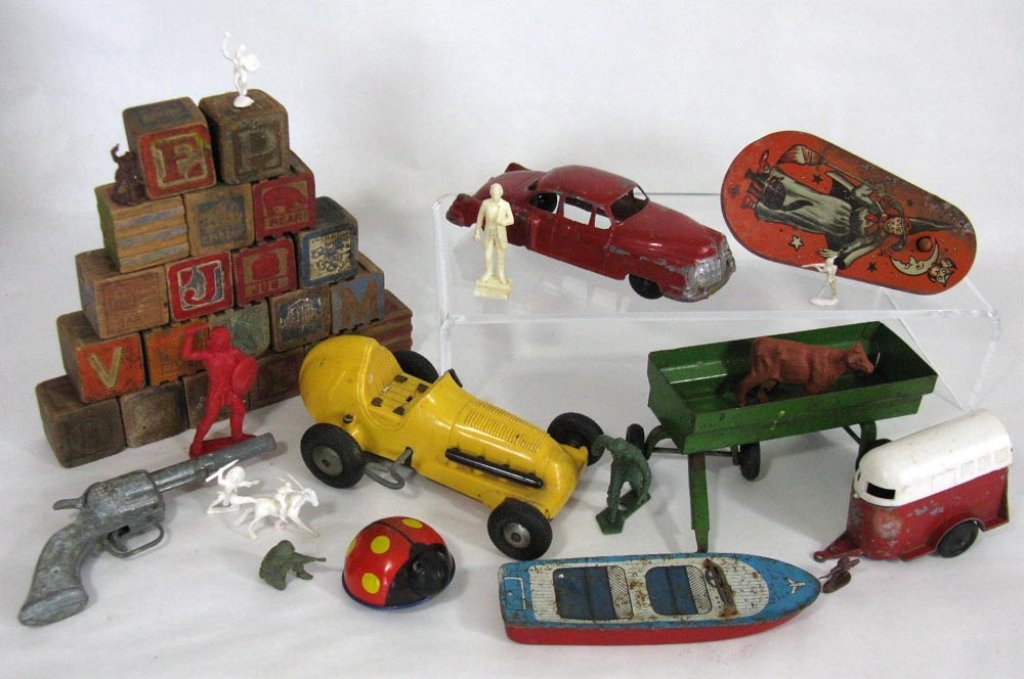 VINTAGE TOYS: METAL CARS, GUN, HALLOWEEN, BOAT: Collection of vintage toys, to include: Structo Cast Metal "Cadillac" Car, 6.25"l. 2.) Plastic yellow car with metal key wind system. 3.) Child's American made toy gun, 5.75"l. 4.) Halloween Noisemake