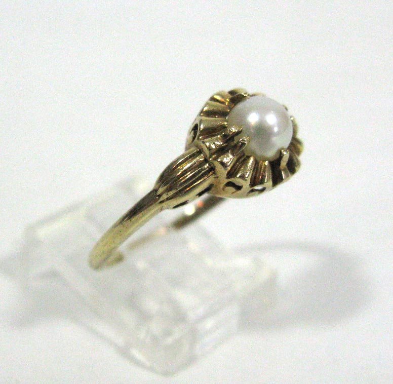 VINTAGE GOLD AND FAUX PEARL RING (1 of 4)