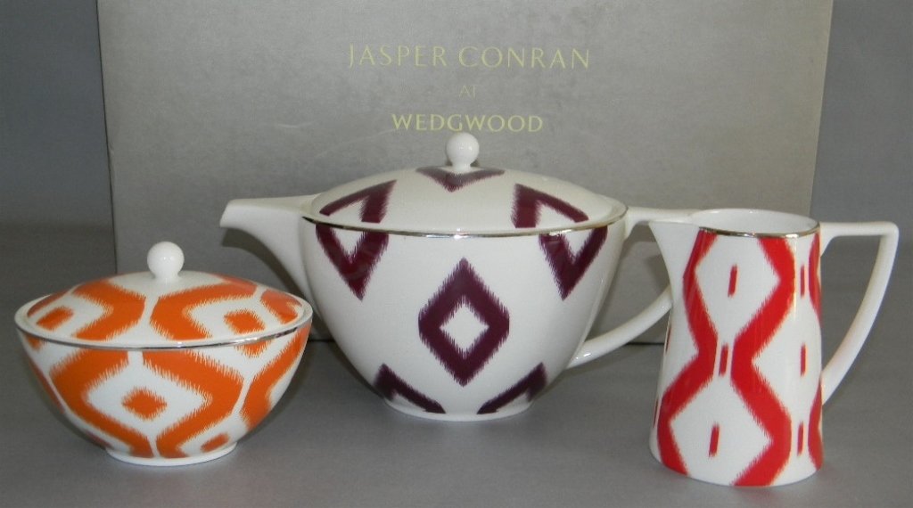 WEDGWOOD AND JASPER CONRAN PORCELAIN TEA SERVICE: A 5 piece, platinum banded, bone china tea service designed by fashion designer Jasper Conran for Wedgwood. This set includes a tea pot, lidded sugar bowl and cream pitcher in the "Kilim" pattern, ins