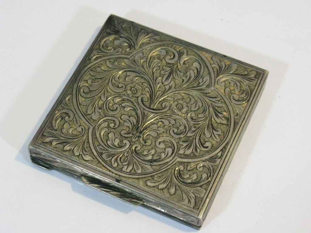 800 SILVER ENGRAVED LADIES MIRRORED COMPACT (1 of 3)