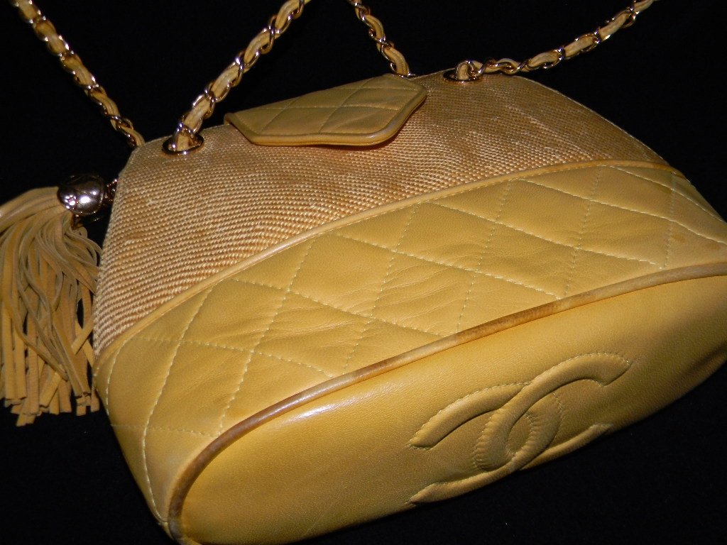 CHANEL YELLOW LEATHER STRUCTURED BUCKET BAG (1 of 10)