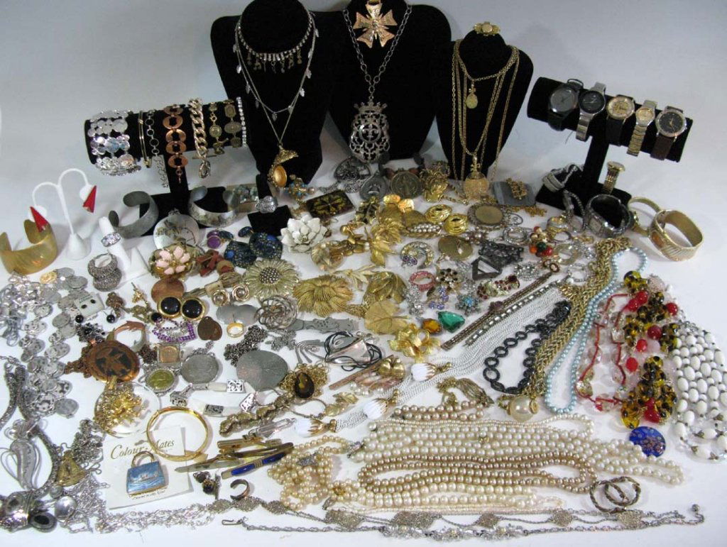 LARGE DEALER'S LOT LABELED COSTUME JEWELRY (1 of 10)