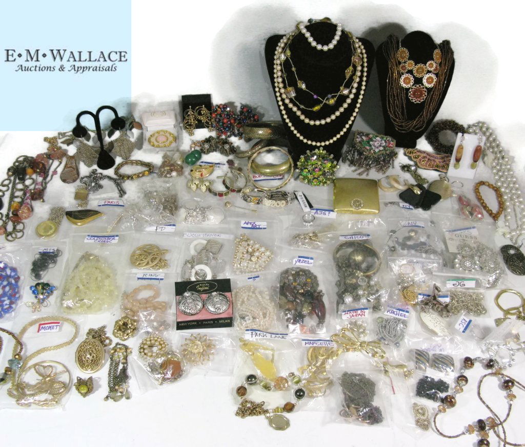 LARGE DEALERS LOT OF COSTUME JEWELRY (1 of 9)