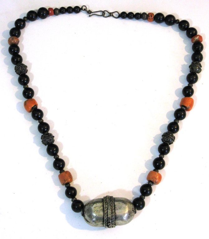 ASIAN NECKLACE WITH BLACK ONYX AND CORAL (1 of 4)
