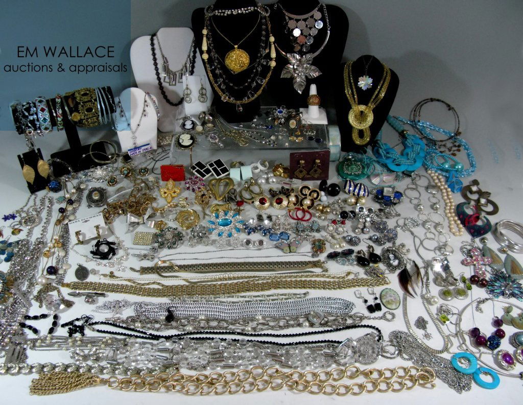 DEALERS LOT COLLECTION OF COSTUME JEWELRY (1 of 10)
