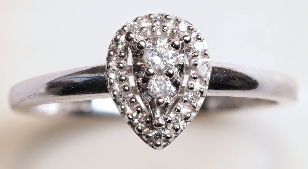 10K WHITE GOLD AND DIAMOND RING (1 of 3)