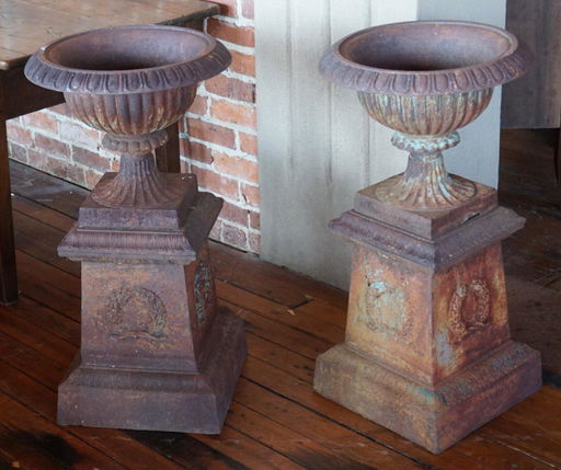 Quality Pair Antique Cast Iron Garden Urns Jan 25 2020 Wooten Auctioneers In Sc - Pair Of Antique Cast Iron Garden Urns Quality Pair Antique Cast Iron Garden Urns Jan 25 2020 Wooten Auctioneers In Sc - Pair Of Antique Cast Iron Garden Urns