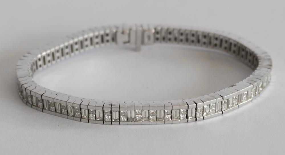 Ladies 18k White Gold & Diamond Tennis Bracelet (1 of 2)