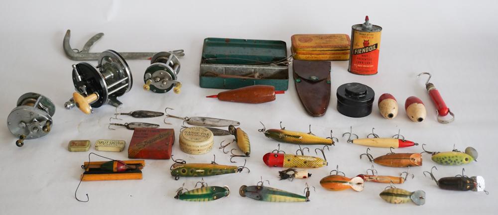 Collection Vintage Wooden Fishing Lures (1 of 5)