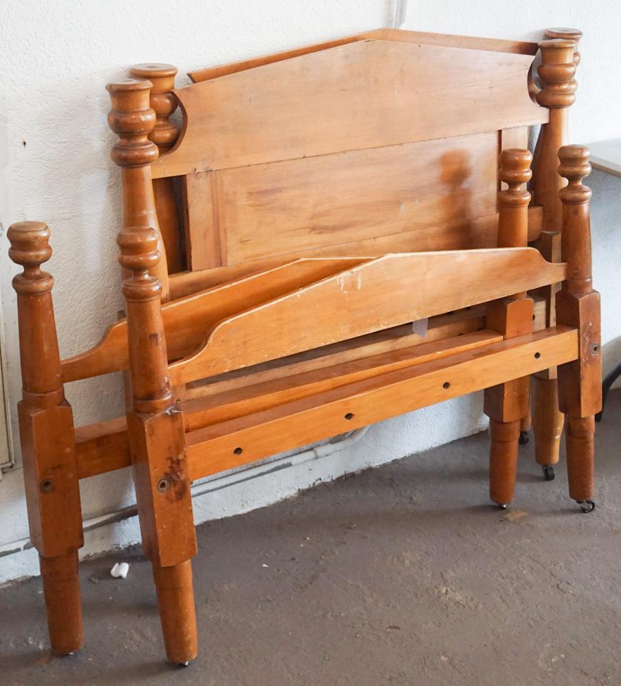 Pair Country Classical Turned Maple Twin Beds (1 of 3)