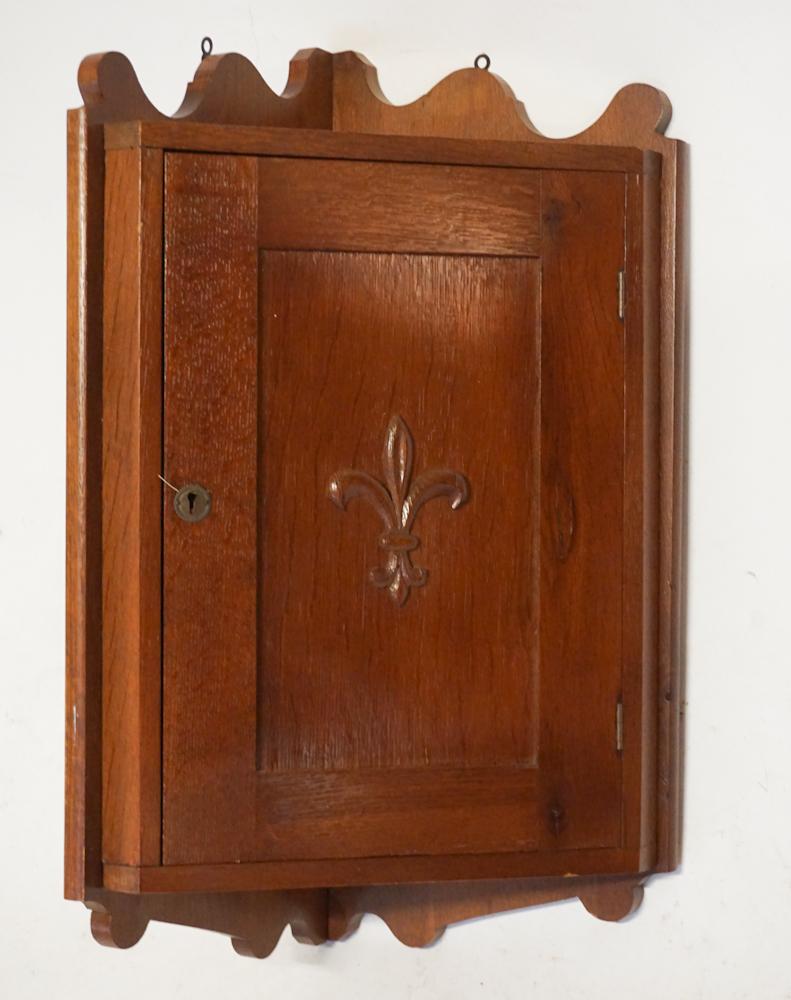 Arts & Crafts Period Oak Hanging Corner Cabinet (1 of 2)