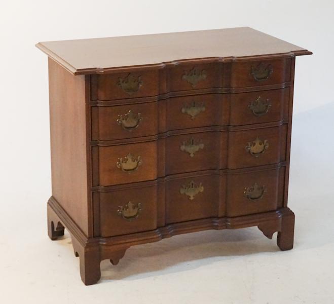 Fine Chippendale Style Mahogany Bachelors Chest (1 of 2)