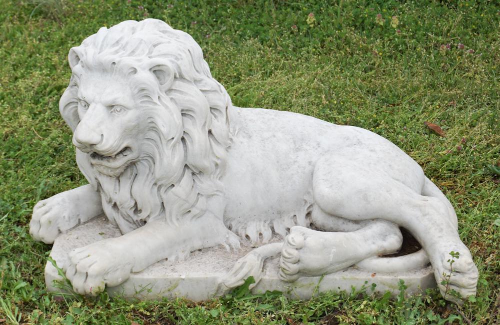 Fine Continental School Carved White Marble Lion (1 of 5)
