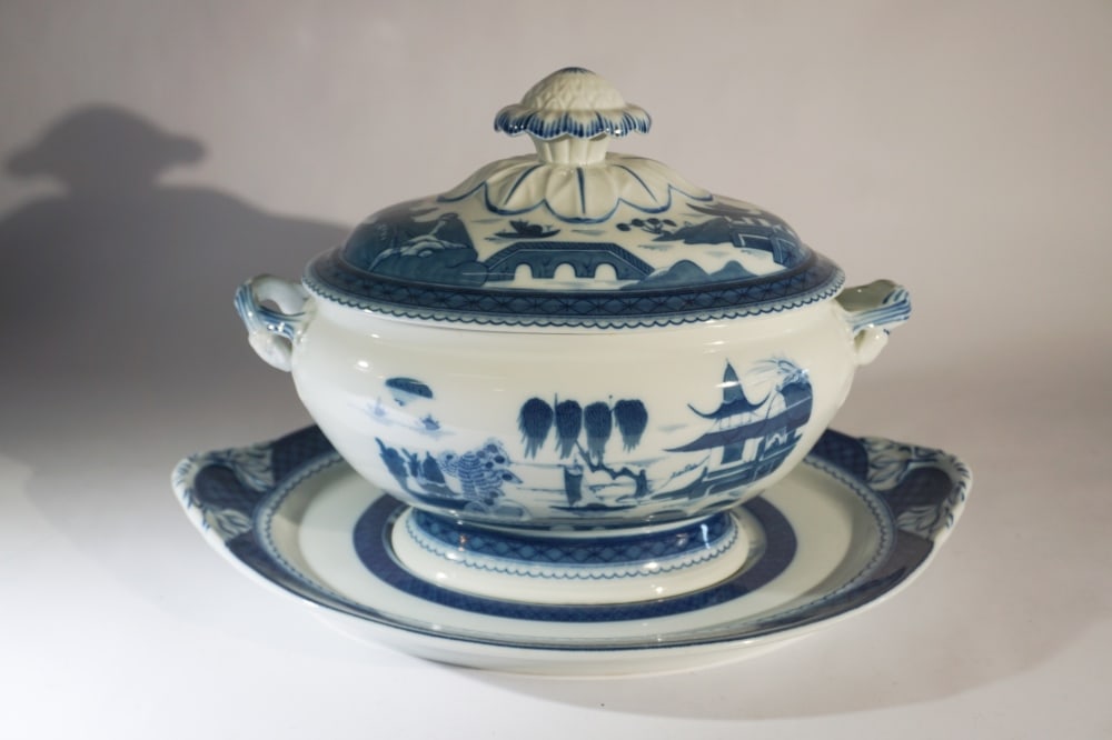 Historic Charleston Mottahedeh Porcelain Canton Style Soup Tureen (1 of 3)