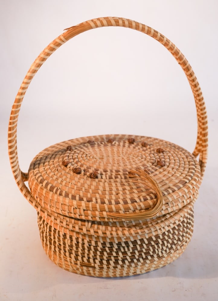 Lidded Charleston Woven Sweetgrass Gullah Basket (1 of 4)